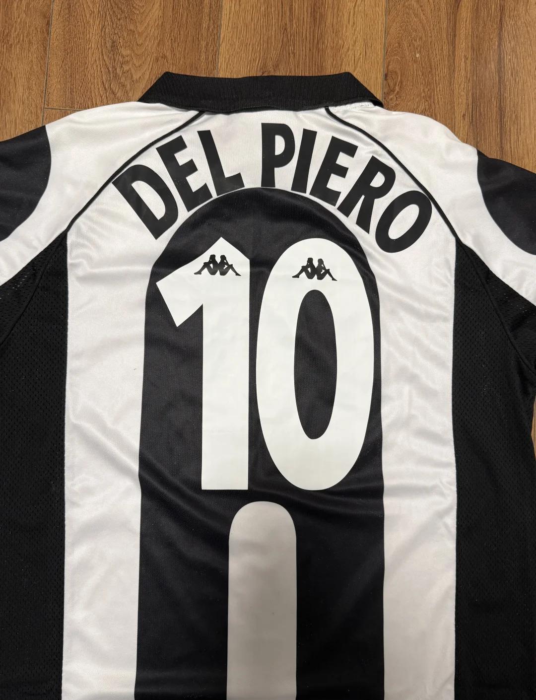 齐达内访华与樊振东互动，展现球技，赞其乒乓球成就，两人友好交流，共话皇马。