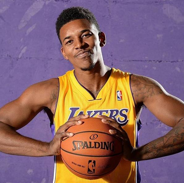 感谢背后的付出，法比奥向国安基地负责洗衣的两位大姐献花（法比奥为国安基地洗衣两位阿姨送花致敬幕后付出）