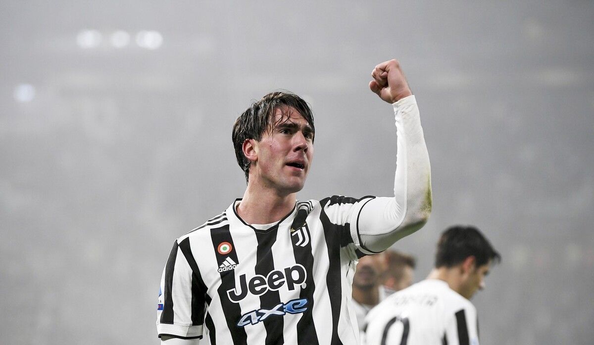 曼联、利物浦近五轮各1胜，英超积分榜曼联积22分，领先利物浦。（英超近五轮曼联与利物浦各仅一胜，曼联22分暂压利物浦）