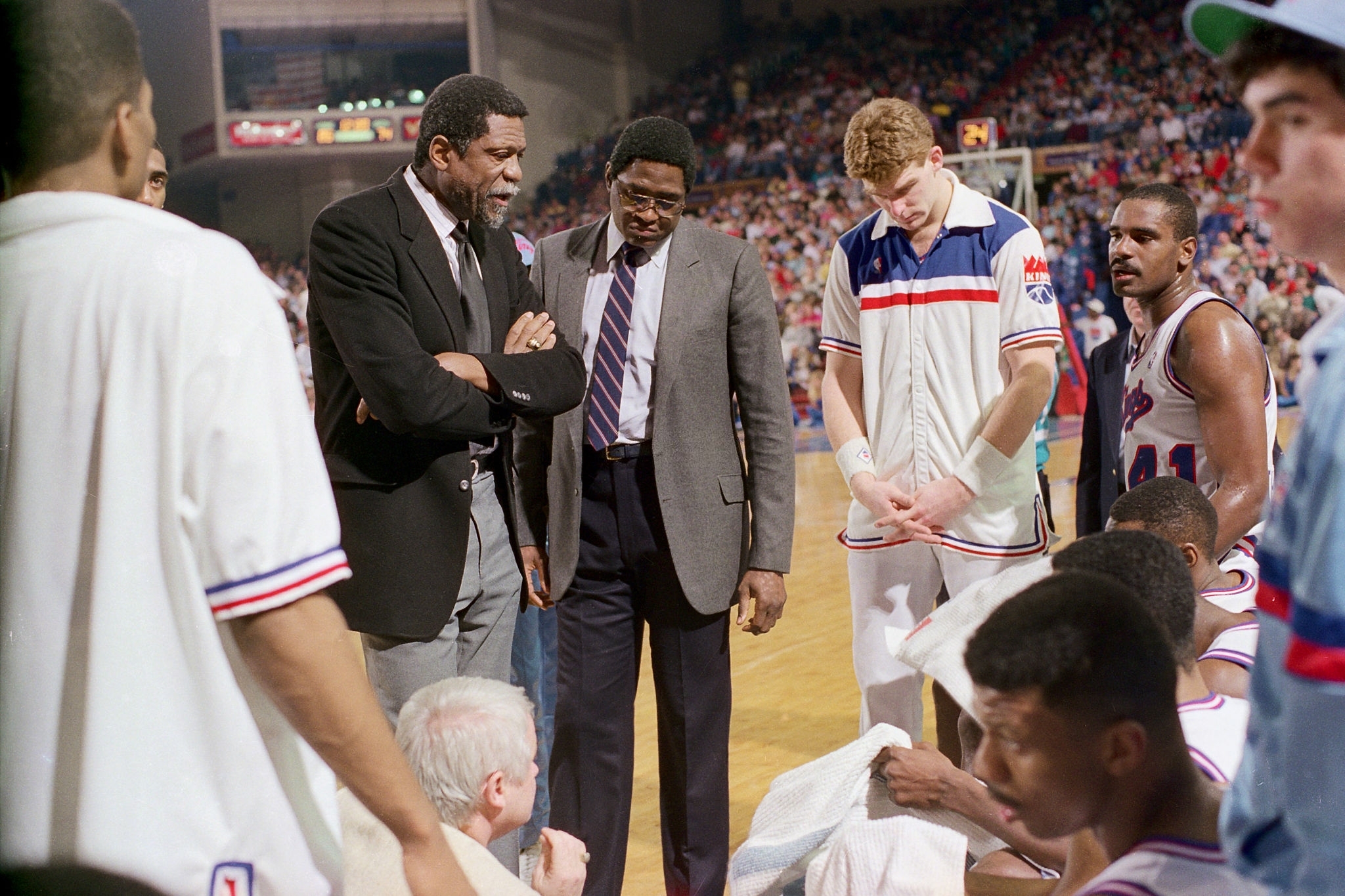 澳超半场：瓦拉提闪击，塔加特伤退，珀斯暂0-1悉尼FC（澳超半场战况：瓦拉提早早建功，塔加特因伤离场，珀斯0-1落后悉尼FC）