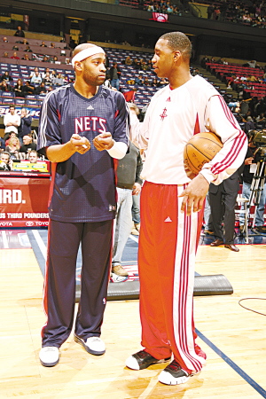 欧文突破两人防守完成得分（欧文摆脱双人夹击上篮得手）