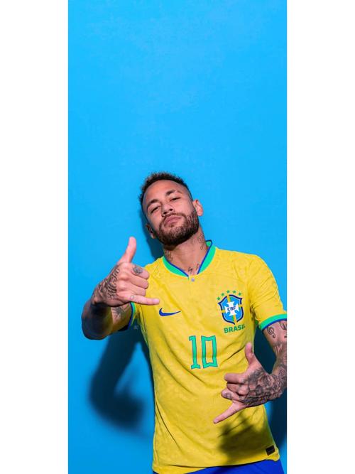 拉菲尼亚，备受关注，但他的信息很明确：“只有巴萨”（拉菲尼亚炙手可热，表态坚决：只为巴萨）